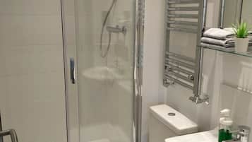 Een douche, een haardroger, handdoeken, zeep