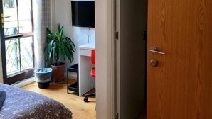 Skrivebord, skrivebord for bærbar PC og blendingsgardiner