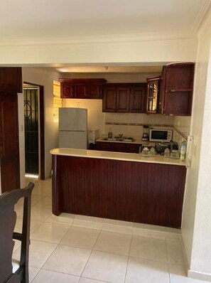 Réfrigérateur, micro-ondes, four, cafetière/bouilloire