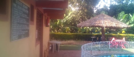 Una piscina al aire libre