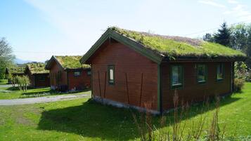 Småhus | Skrivebord, blendingsgardiner, strykejern/-brett og wi-fi (inkludert)