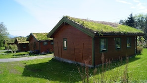 Escritorio, cortinas blackout y tabla de planchar con plancha