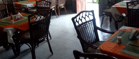 Se sirven comidas, cenas y cocina local