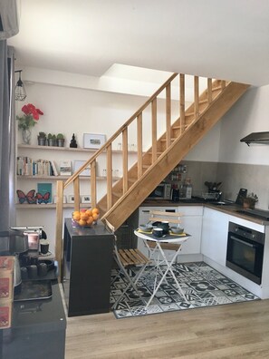 Kühlschrank, Mikrowelle, Ofen, Herdplatte