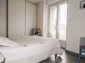 2 chambres, fer et planche à repasser, Wi-Fi gratuit, draps fournis