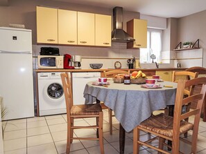 Micro-ondes, four, lave-vaisselle, grille-pain