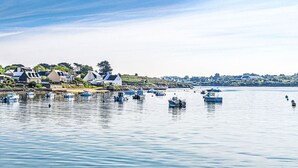A coastal town with boats on the water and houses along the shore. - Nice apartment in villa for 5 people with WIFI, TV and terrace (Le Magouër)