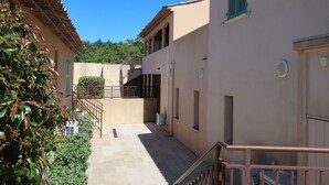 A narrow alleyway between buildings with a staircase leading to a second floor. - Lovely apartment for 6 guests with WIFI, A/C, TV, terrace and panoramic view (Grimaud)