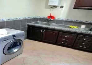 Kjøleskap, kokeplater og kjøkkenutstyr