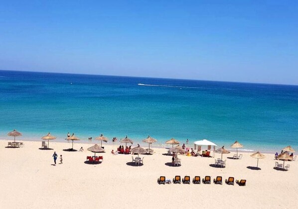 Una spiaggia nelle vicinanze