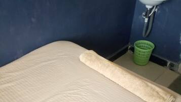 Single Room | Desk, blackout drapes, free WiFi, bed sheets