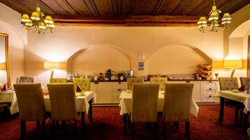 Tägliches inbegriffenes kontinentales Frühstück