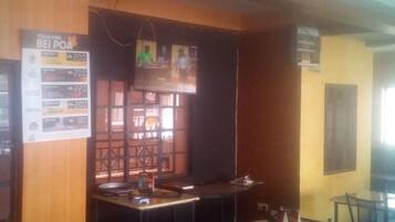 Phục vụ bữa trưa và bữa tối, đặc sản địa phương