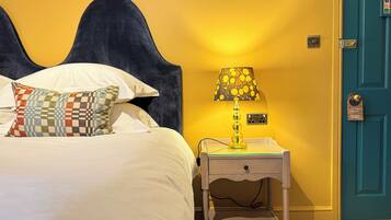 Deluxe Super King Room | Ropa de cama de alta calidad, cortinas blackout y wifi gratis