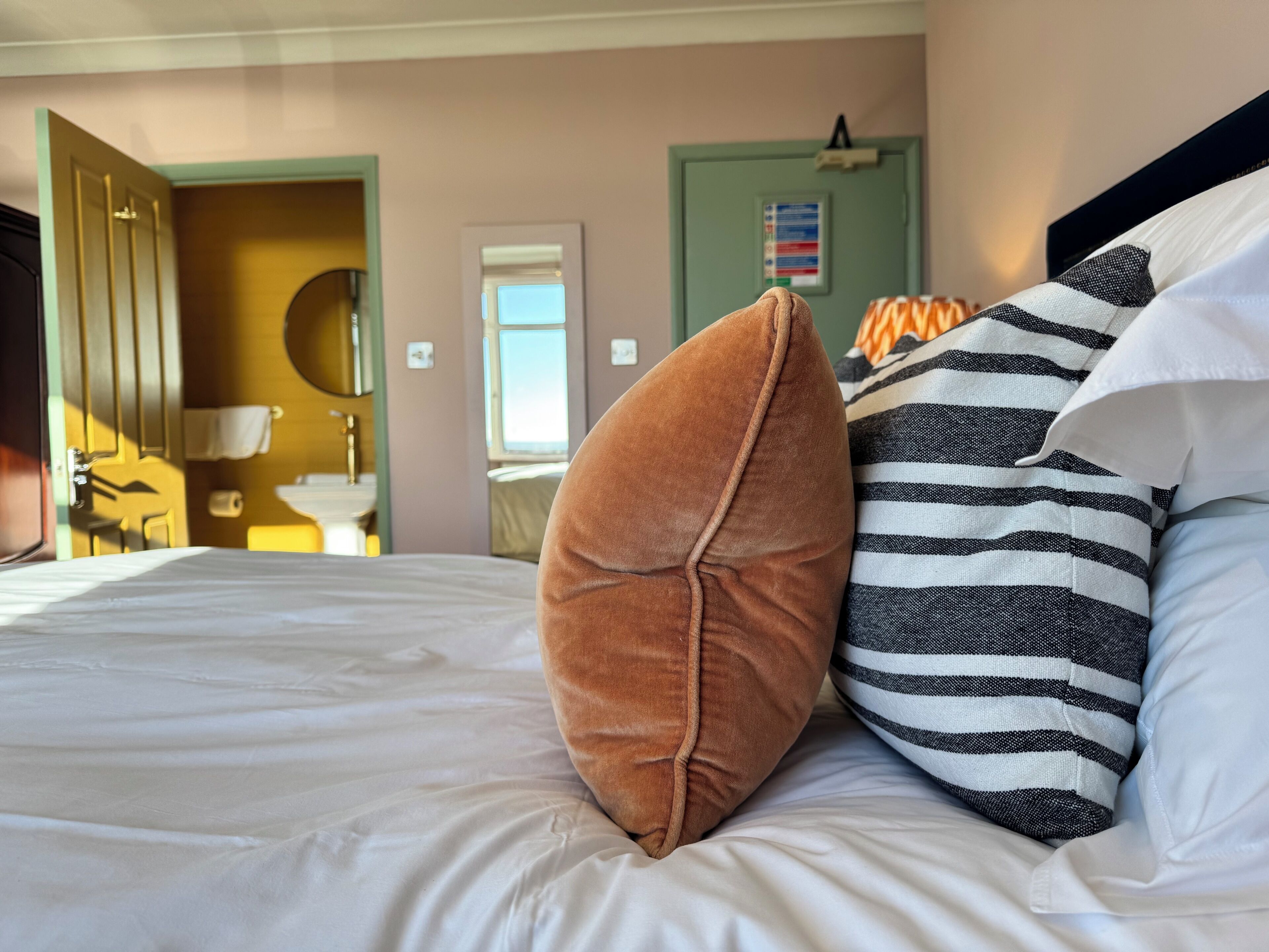 Deluxe King Room with Sea View | Premium bedding, blackout drapes, free WiFi, bed sheets