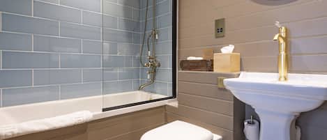 Deluxe King Four Poster Room Beach Front | Salle de bain | Douche, serviettes fournies