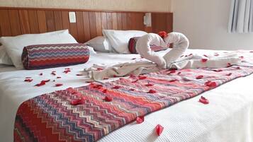 Minibar, espacio para trabajar con laptop, wifi gratis y ropa de cama