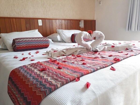 Minibar, espacio para trabajar con laptop, wifi gratis y ropa de cama