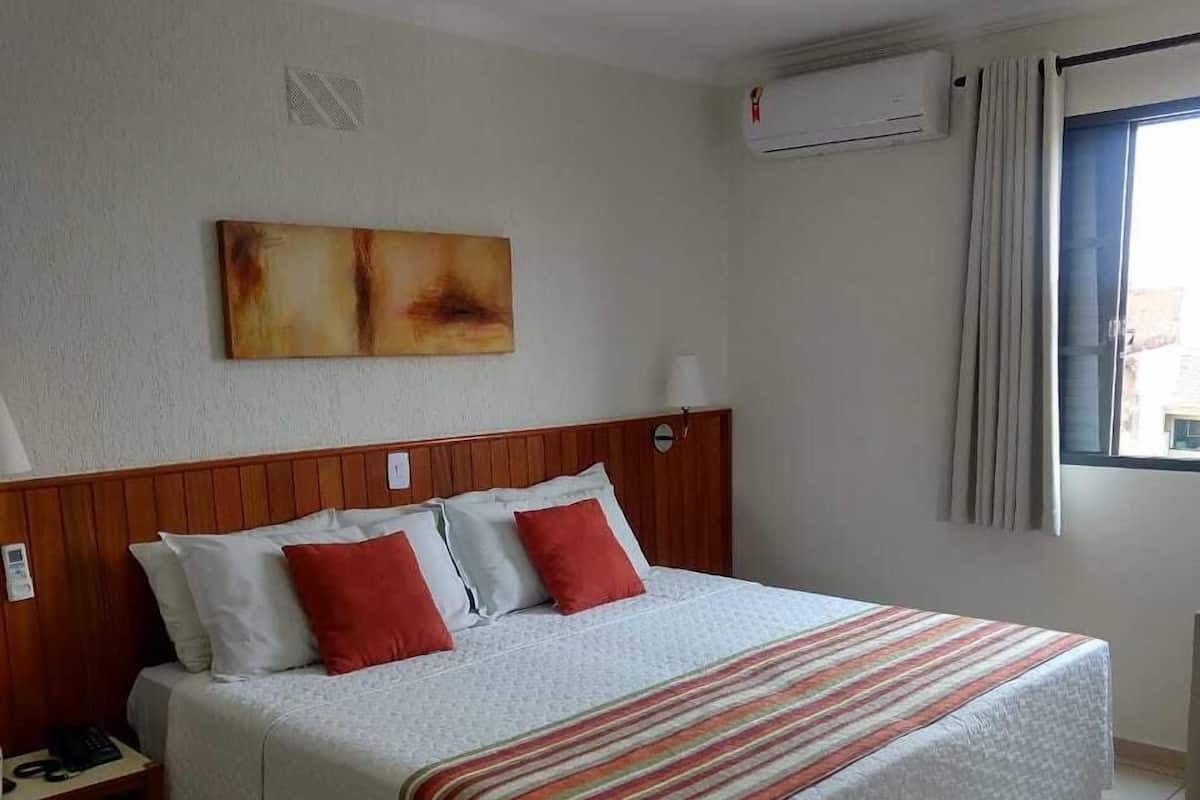 Quarto casal ou duplo superior | Frigobar, espaço de trabalho para notebook, Wi-Fi de cortesia