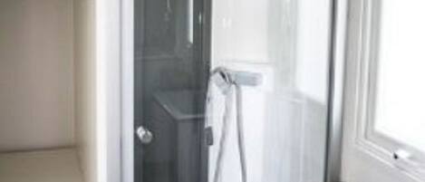 Une salle de bain moderne avec une douche à parois de verre, des toilettes et un lavabo.