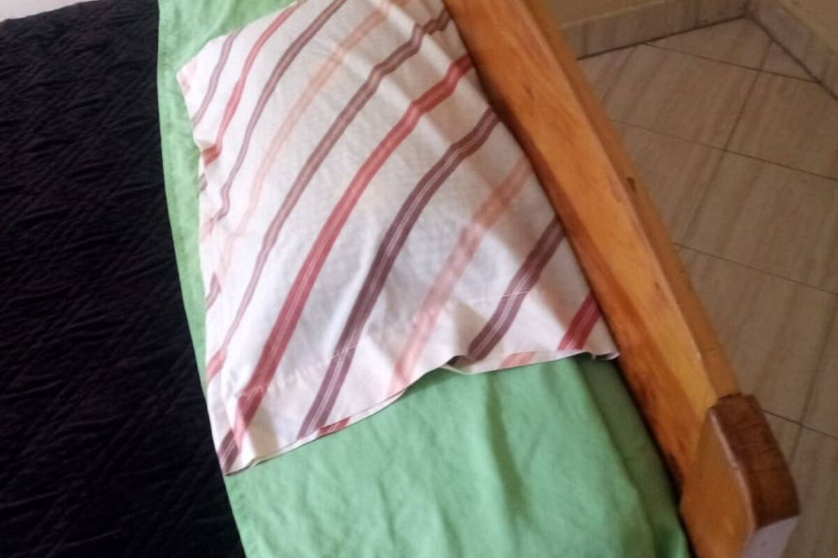 Escritorio, wifi gratis y ropa de cama