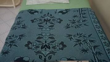 Single Room | Desk, free WiFi, bed sheets