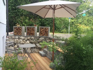 Outdoor dining - Chiemgau Room: Kleines, Feines Zimmer im Souterrain, Terrasse, Eigener Zugang (Ried)