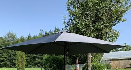 Chiemgau Room: Kleines, Feines Zimmer im Souterrain, Terrasse, Eigener Zugang