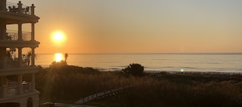 Amazing views of Ocean! Pool & Land Trans Included