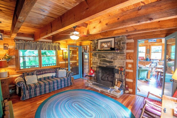 TV, fireplace - Stonewood - Rustic Log Cabin - Between Boone & West Jefferson - New River Access (Fleetwood)