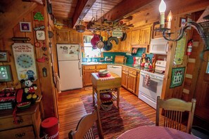 Fridge, microwave, oven, stovetop - Stonewood - Rustic Log Cabin - Between Boone & West Jefferson - New River Access (Fleetwood)