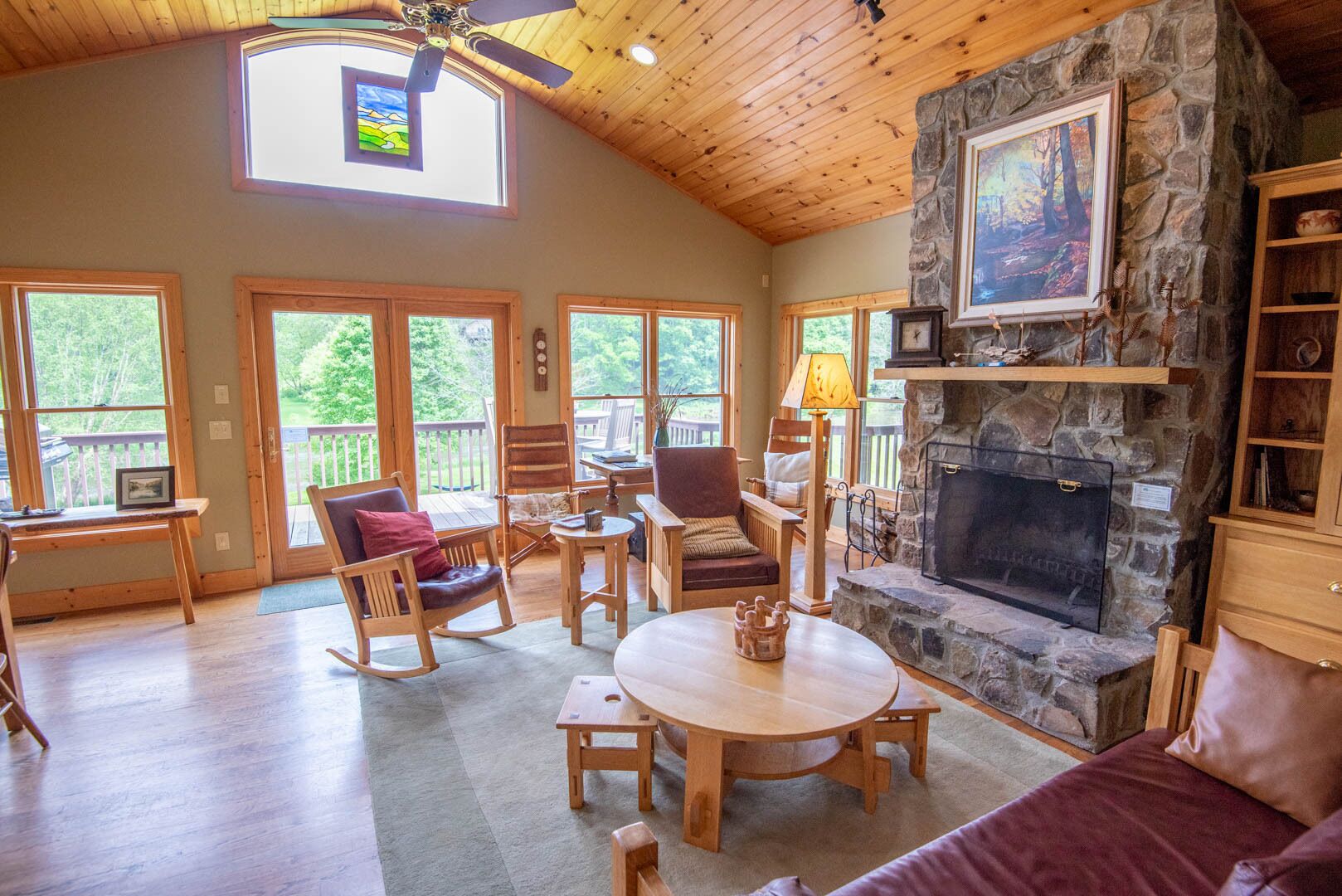 Temenos on the New River - Easy River Access - Yard Space - Ping Pong