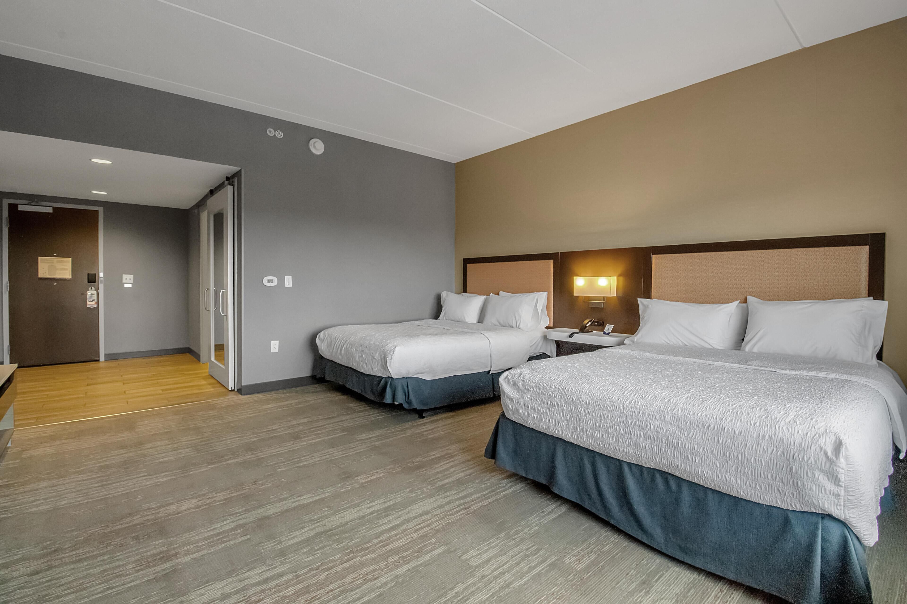 客房, 2 张大床, 无障碍, 浴缸 | 客房内保险箱、办公桌、笔记本电脑工作区、遮光窗帘