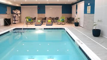 Innenpool, geöffnet von 09:00 Uhr bis 22:00 Uhr, Liegestühle