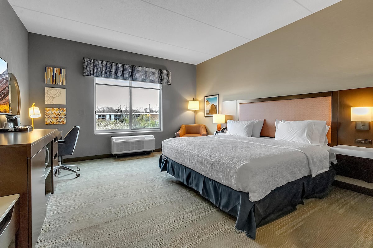 Room, 1 King Bed, Accessible, Bathtub (Mobility) | In-room safe, desk, laptop workspace, blackout drapes