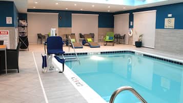 Inomhuspool med öppettider 09.00 till 22.00, och solstolar