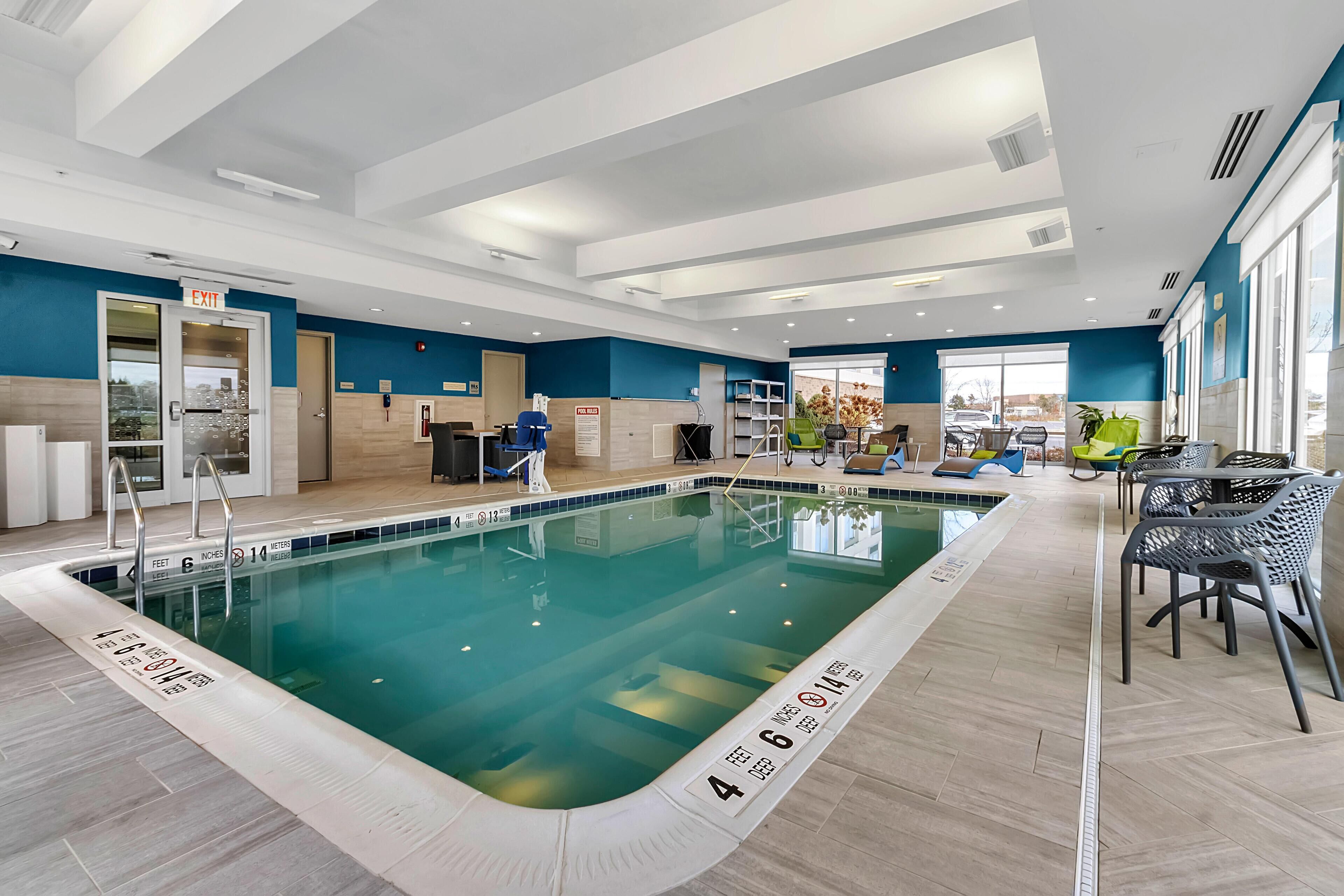 Indendørs pool, åben fra kl. 09.00 til kl. 22.00, liggestole