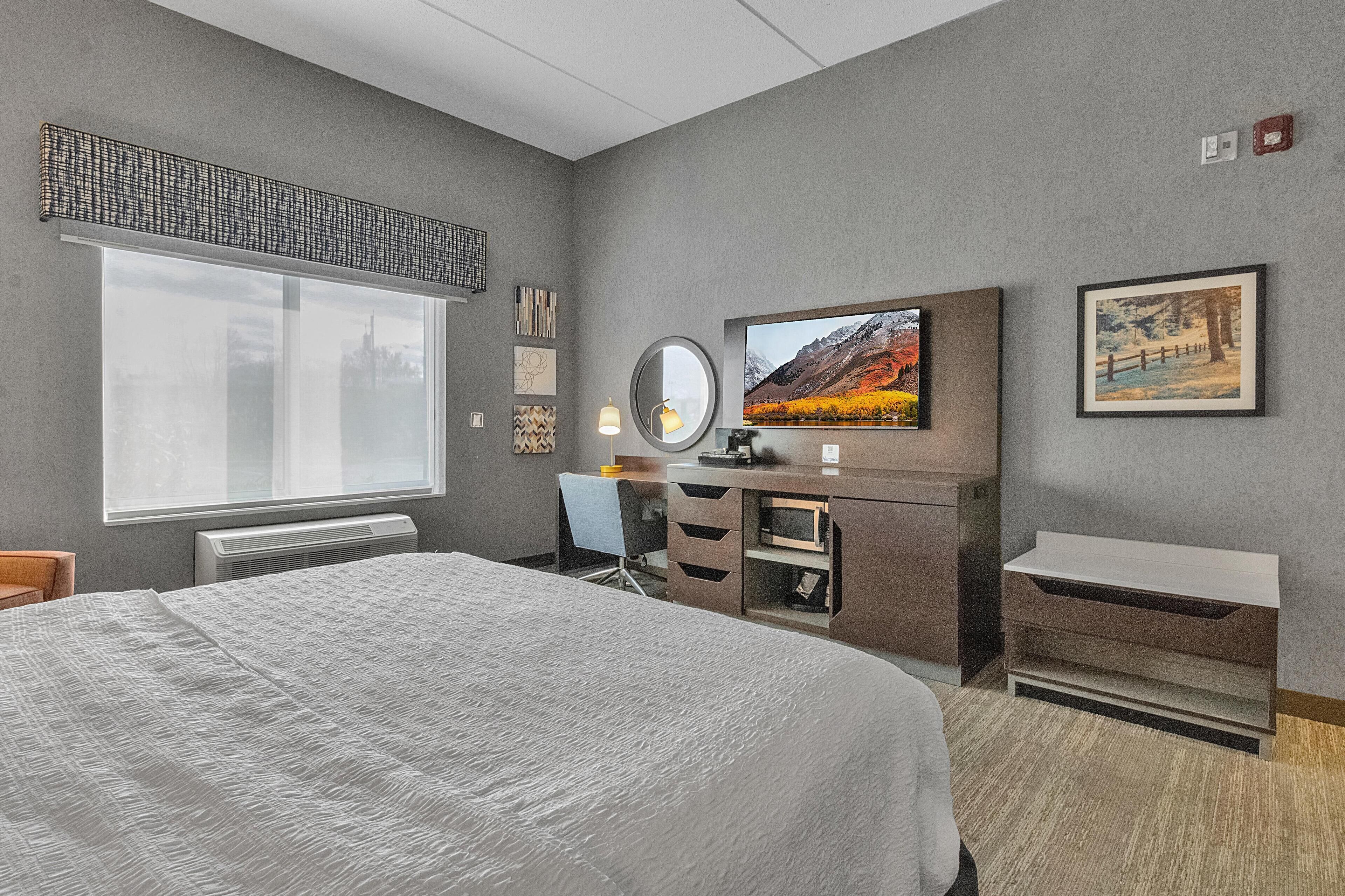 客房, 1 张特大床, 无障碍 (Mobility & Hearing, Roll-in Shower) | 客房内保险箱、办公桌、笔记本电脑工作区、遮光窗帘