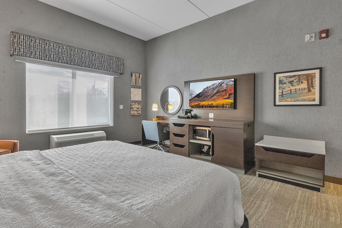Room, 1 King Bed, Accessible (Mobility & Hearing, Roll-in Shower) | In-room safe, desk, laptop workspace, blackout drapes