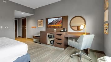 Værelse - 1 kingsize-seng - handicapvenligt (Hearing) | Pengeskab på værelset, skrivebord, arbejdsområde til bærbare computere