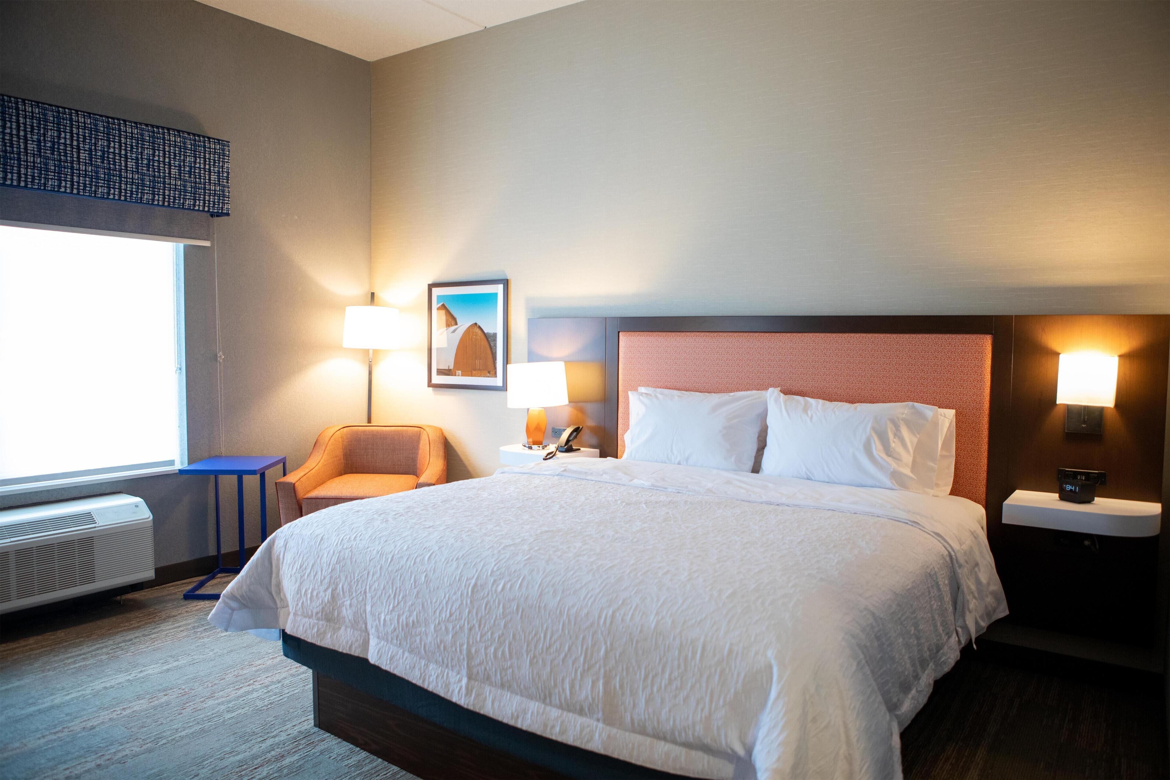 客房, 1 张特大床 | 客房内保险箱、办公桌、笔记本电脑工作区、遮光窗帘