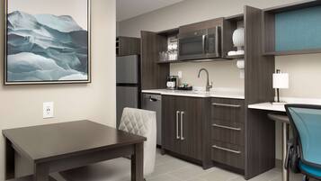 Coffee/tea maker, full-size fridge, microwave, stovetop