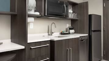 Full-size fridge, microwave, stovetop, dishwasher