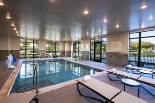 Piscina com espreguiçadeiras e posto de salva-vidas.