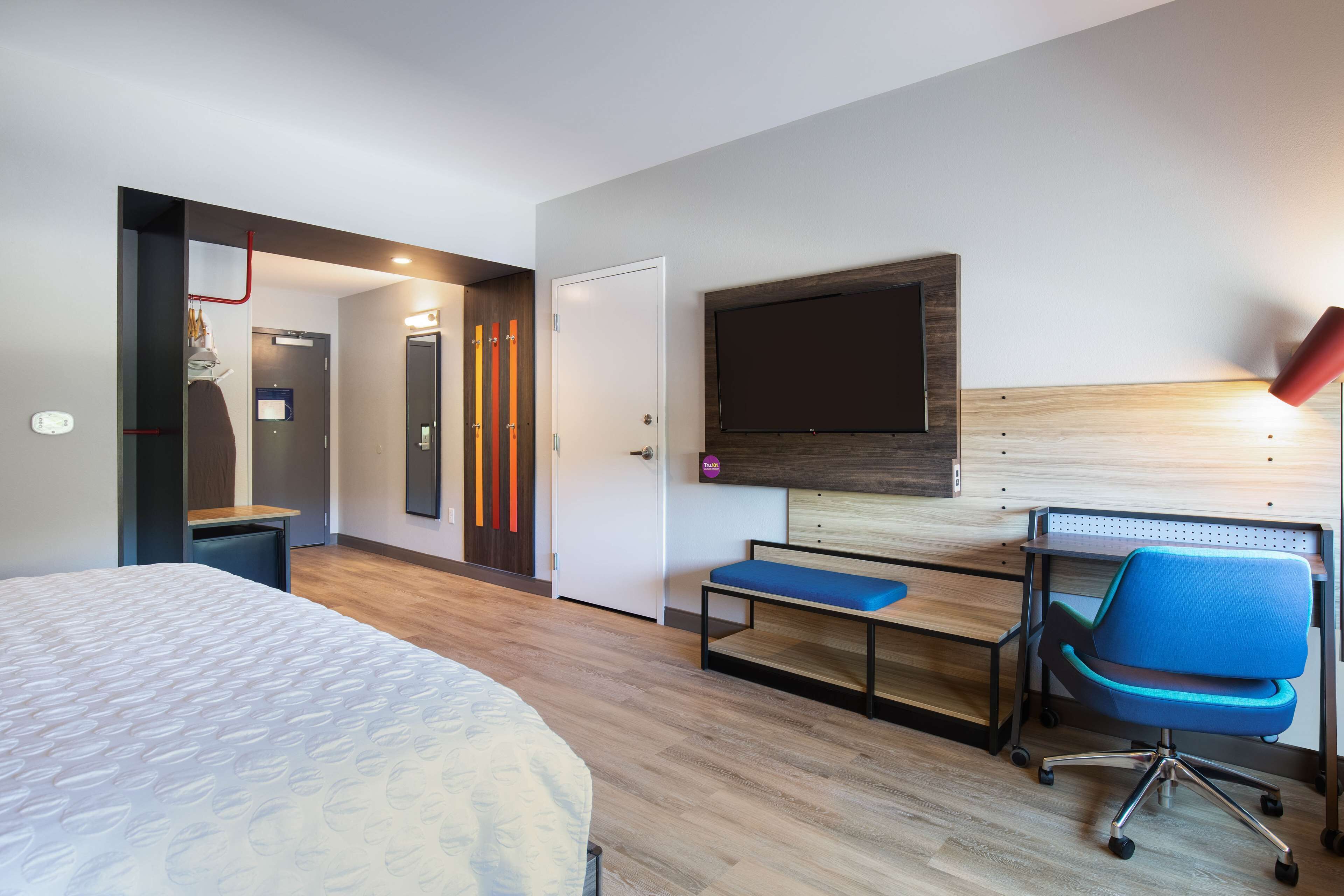 room, 1 king bed | hypo-allergenic bedding, desk, laptop workspace, blackout curtains