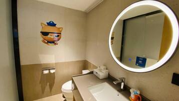 Family Room, 1 King Bed | Bathroom