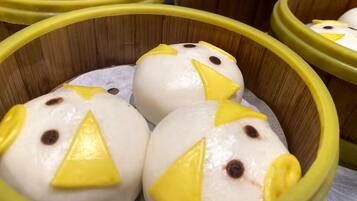 Daily self-service breakfast (CNY 68 per person)