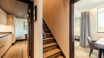 Duplex (The Fellows Apartment) | In-room safe, desk, laptop workspace, soundproofing