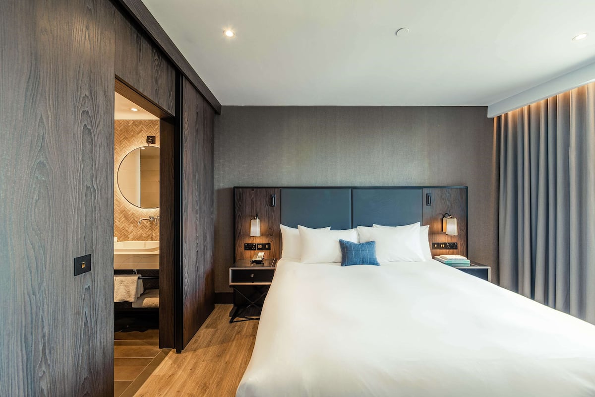 In-room safe, desk, laptop workspace, soundproofing