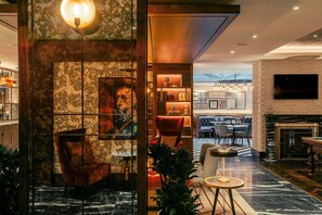 Bar (on property) - The Fellows House Cambridge, Curio Collection by Hilton (Cambridge)